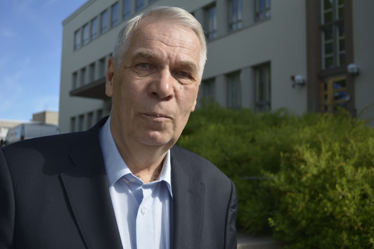 Aimo Ryynänen Orimattilan kaupungintalon edessä