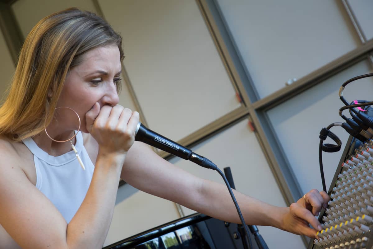 Venla Blom hoitaa beatboxauksen Tuulettaressa.