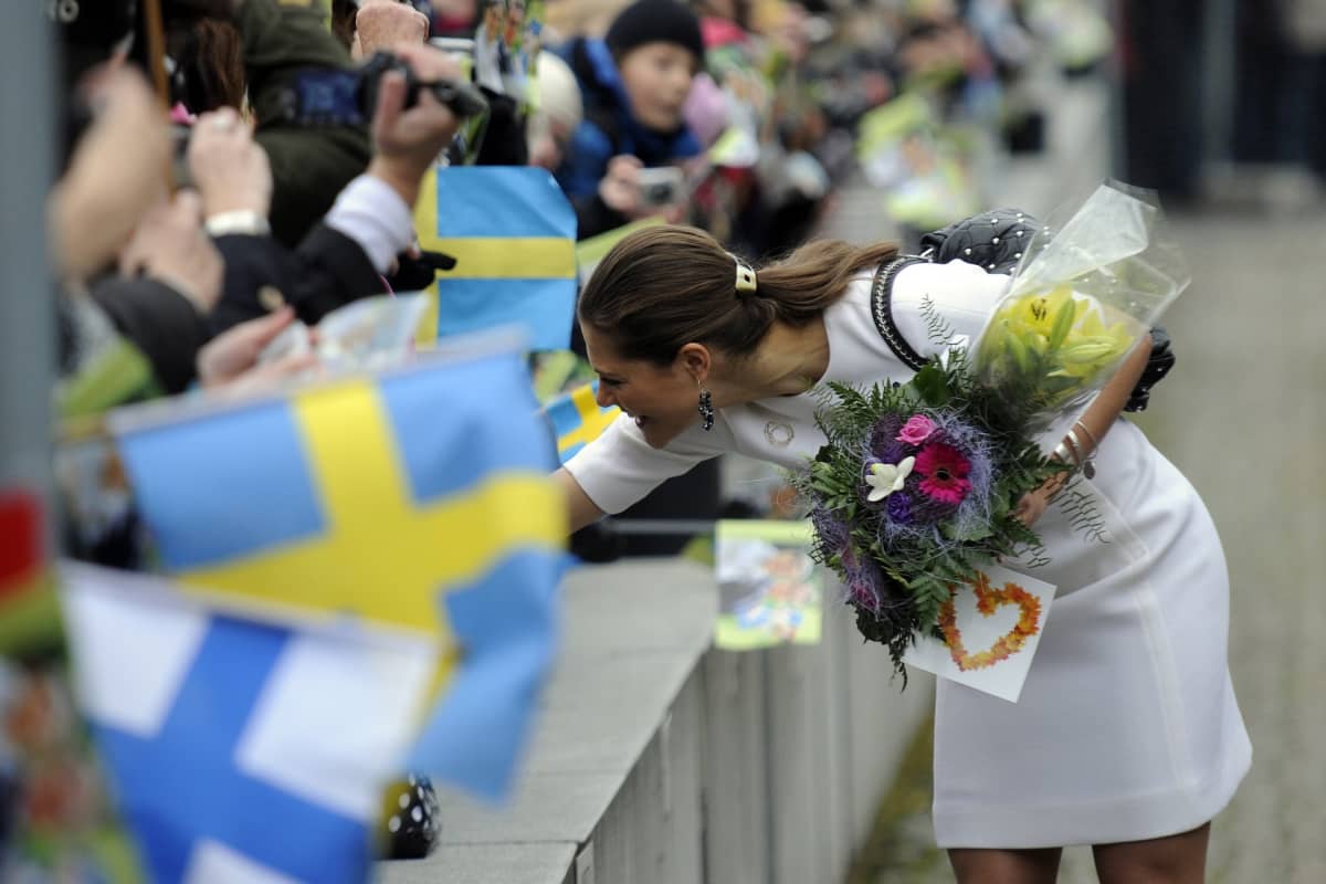 Victoria kumartuneena yleisön puoleen.