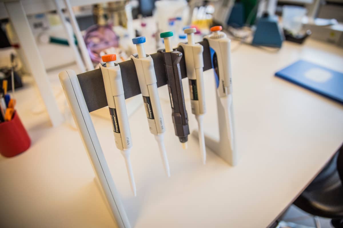 Pipettejä laboratoriossa