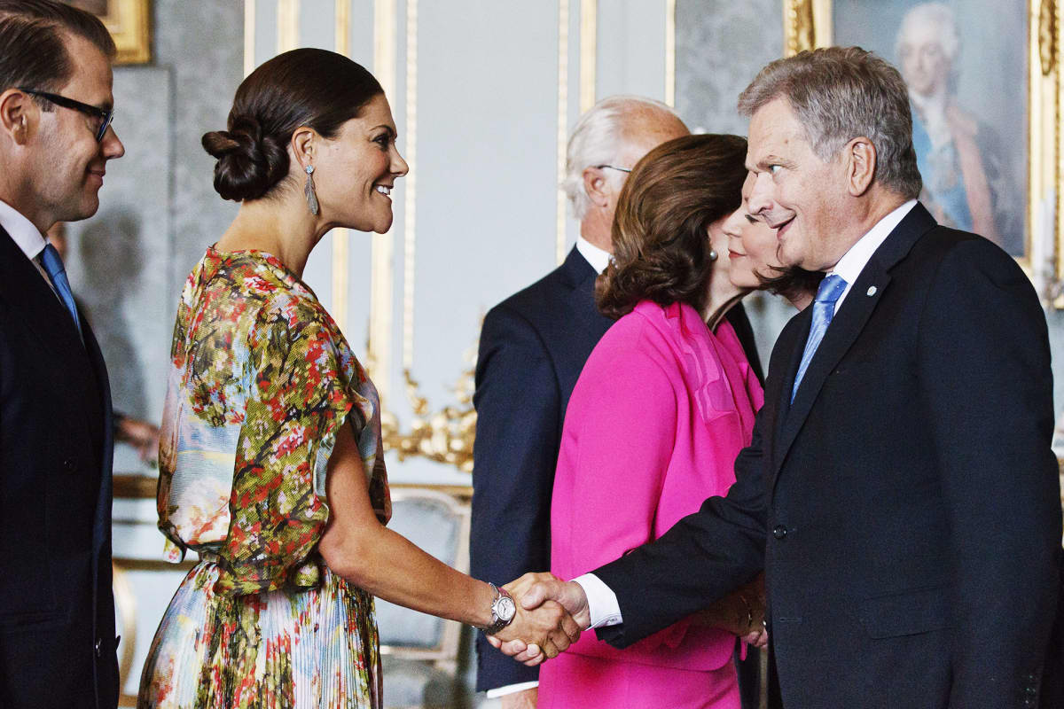 Prinssi Daniel ja kruununprinsessa Victoria kättelevät presidenttiparia.