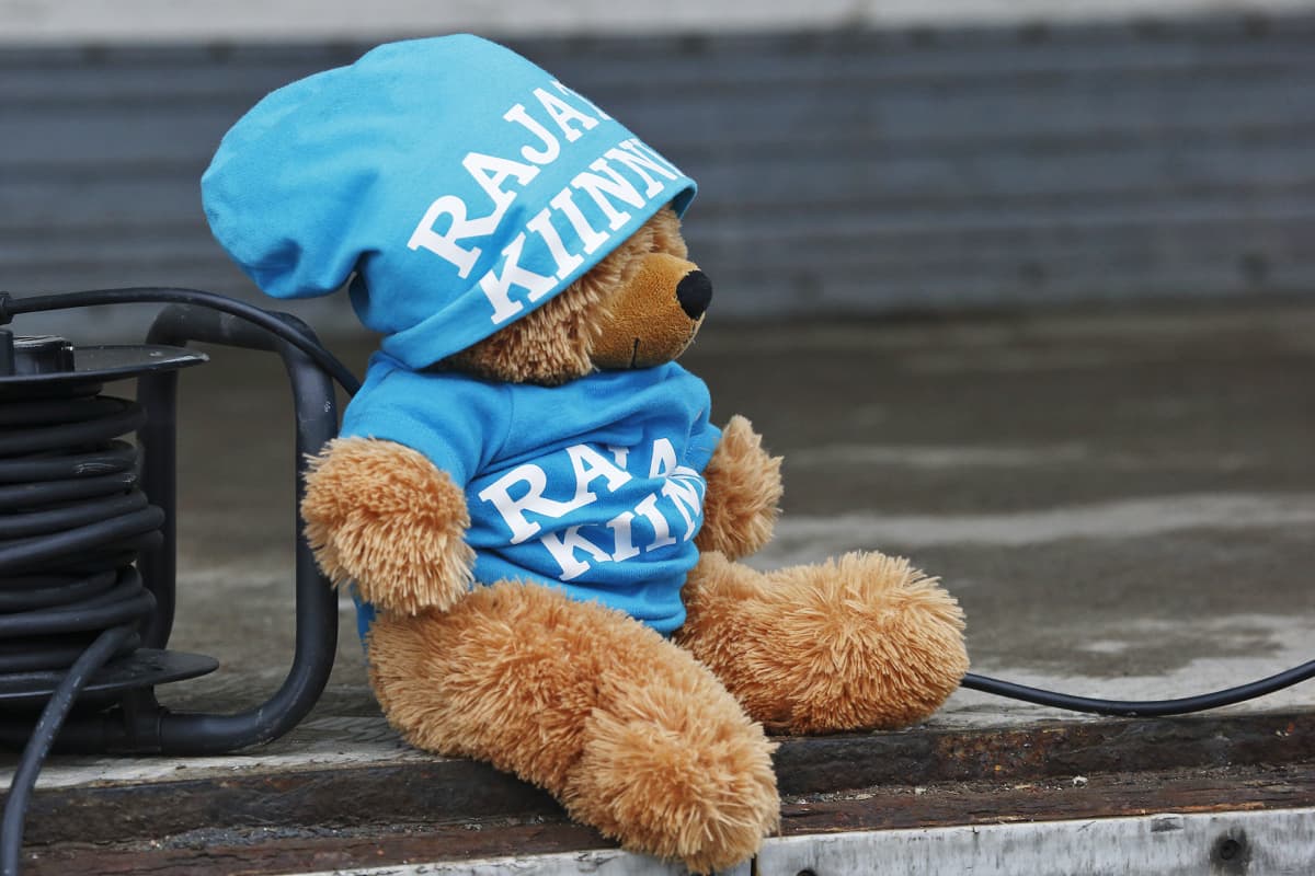 Rajat kiinni -tekstillä varustettu nalle.