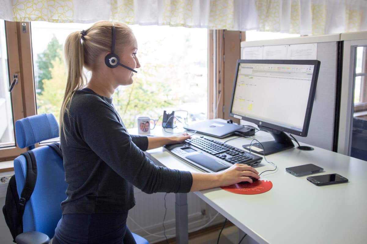 Espoon kaupungin palveluneuvoja Laura Collin työssään.