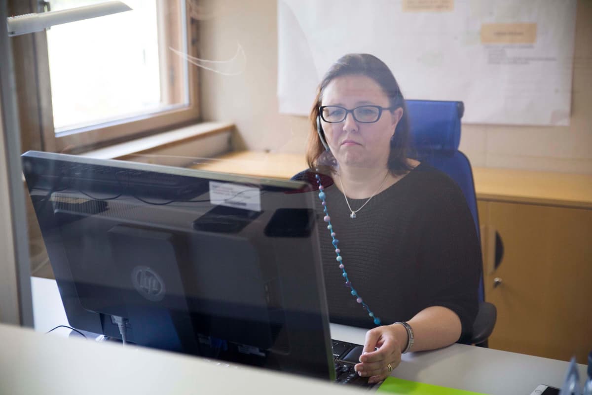 Espoon kaupungin palveluneuvoja Charlotta Lönnqvist työssään.