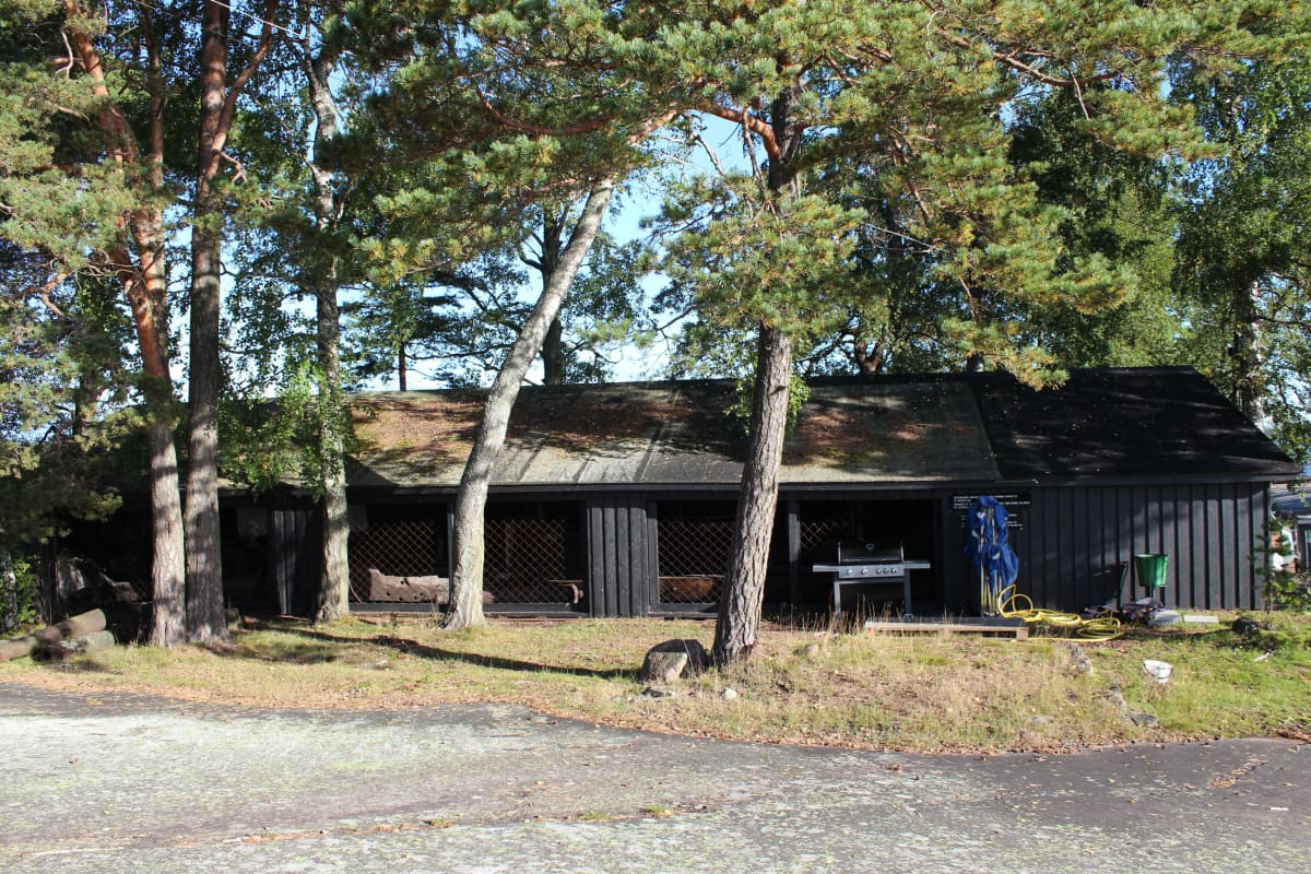 Varastorakennus Kotkan Varissaaressa.