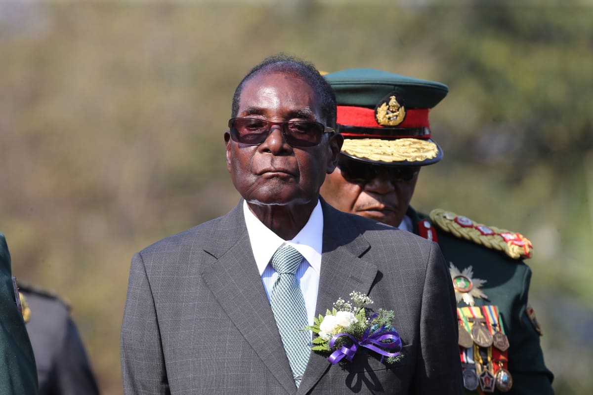 Zimbabwen presidentti Robert Mugabe tarkastamassa kunniakomppaniaa.