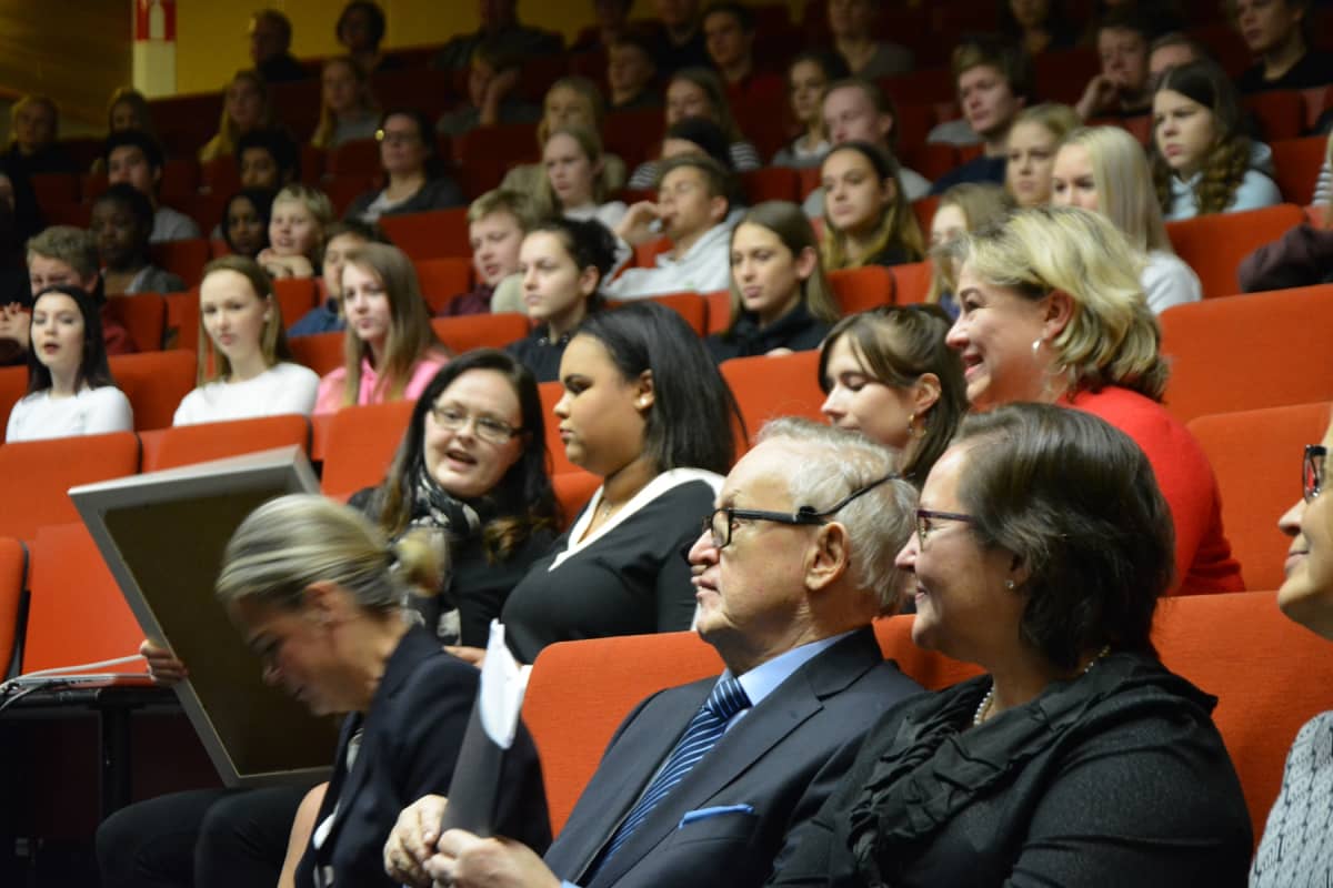 Prseidentti Ahtisaari Variskan koululla auditoriossa
