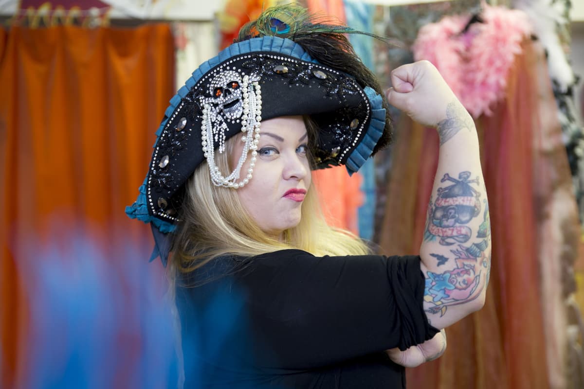Bettie Blackheart, burleski