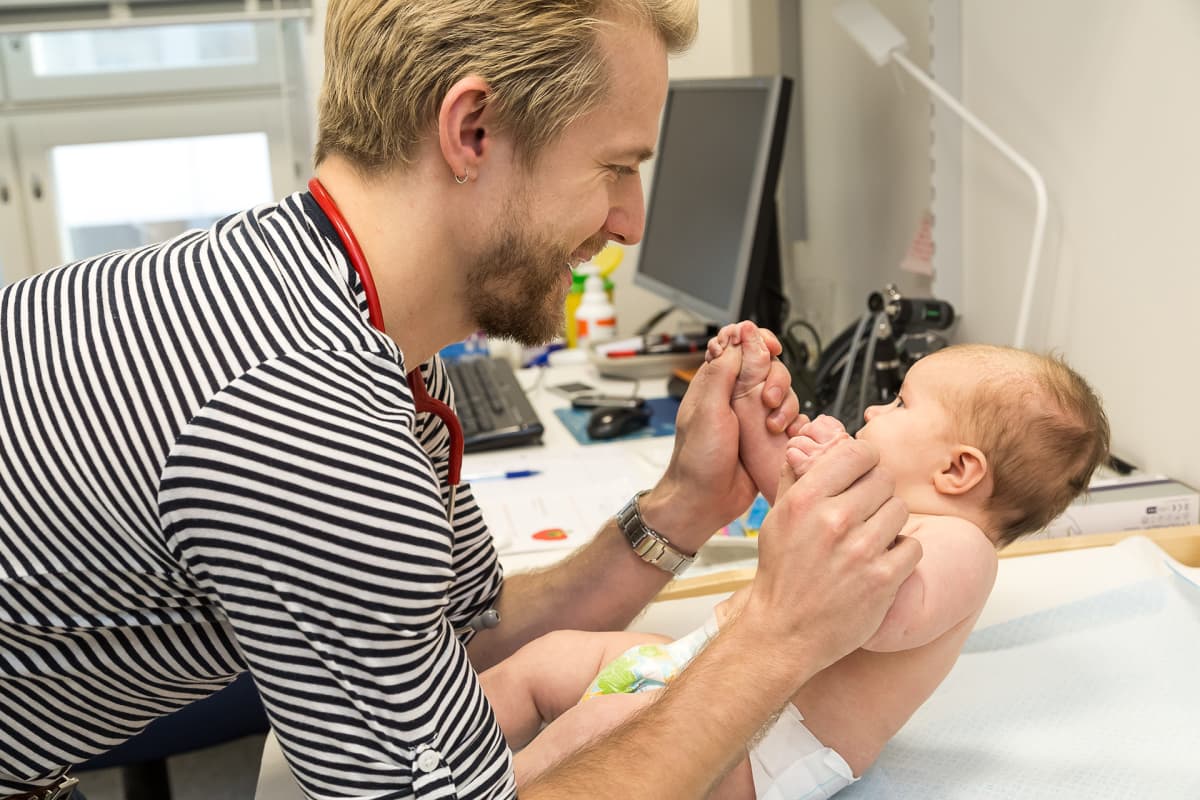 Tutkijalääkäri Jetro Tuulari FinnBrainin lastenlääkärikäynnillä