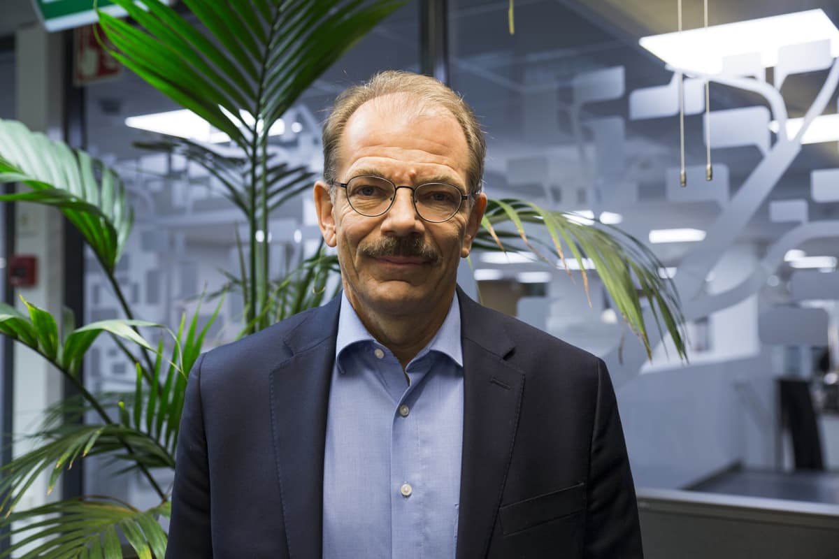 Aalto-yliopiston markkinoinnin professori Lasse Mitronen