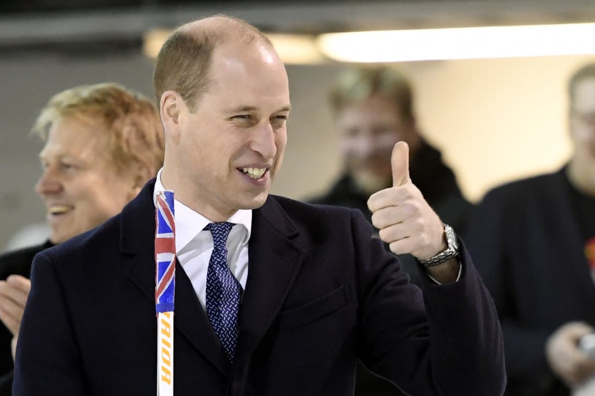 Prinssi William näyttää peukkua.