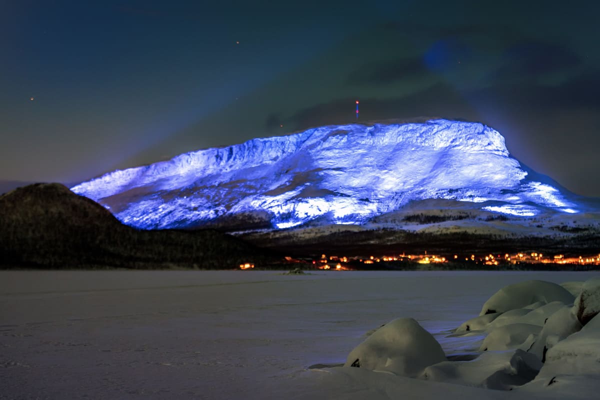 Valokuvataiteilija Kari Kolan suunnittelema Luminous-valotaideteos valaisi Saana-tunturin Kilpisjärvellä maanantaina 4. joulukuuta