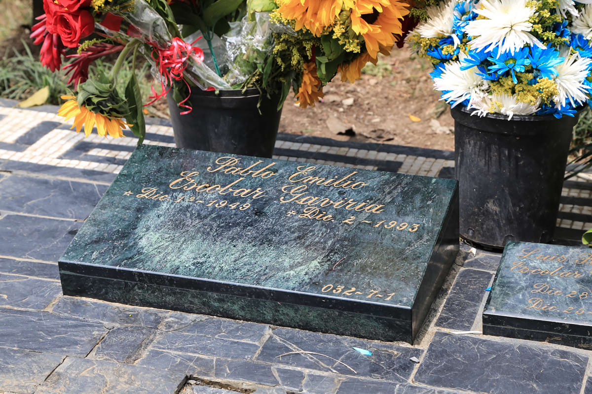 Pablo Escobarin hauta Jardines Montesacron hautausmaalla on jatkuvasti kukilla koristeltu.