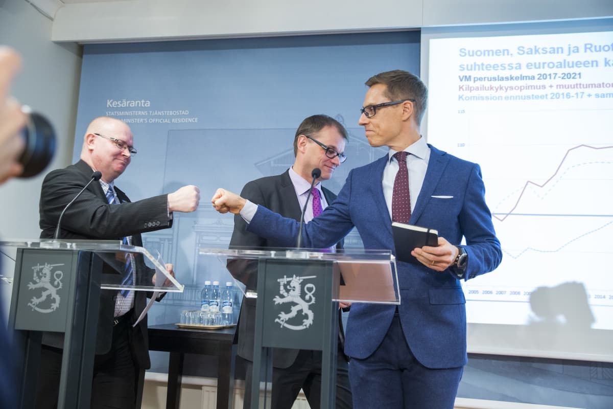 Ministrarna Lindström, Stipilä och Stubb håller presskonferens om arbetsmarknadsuppgörelsen.
