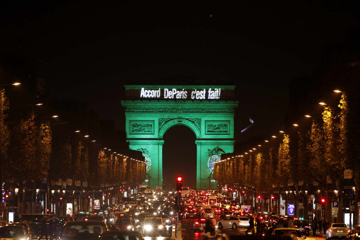 Triumfbågen är upplyst i grönt för att hedra ratificeringen av klimatavtalet i Paris den fjärde november 2016.