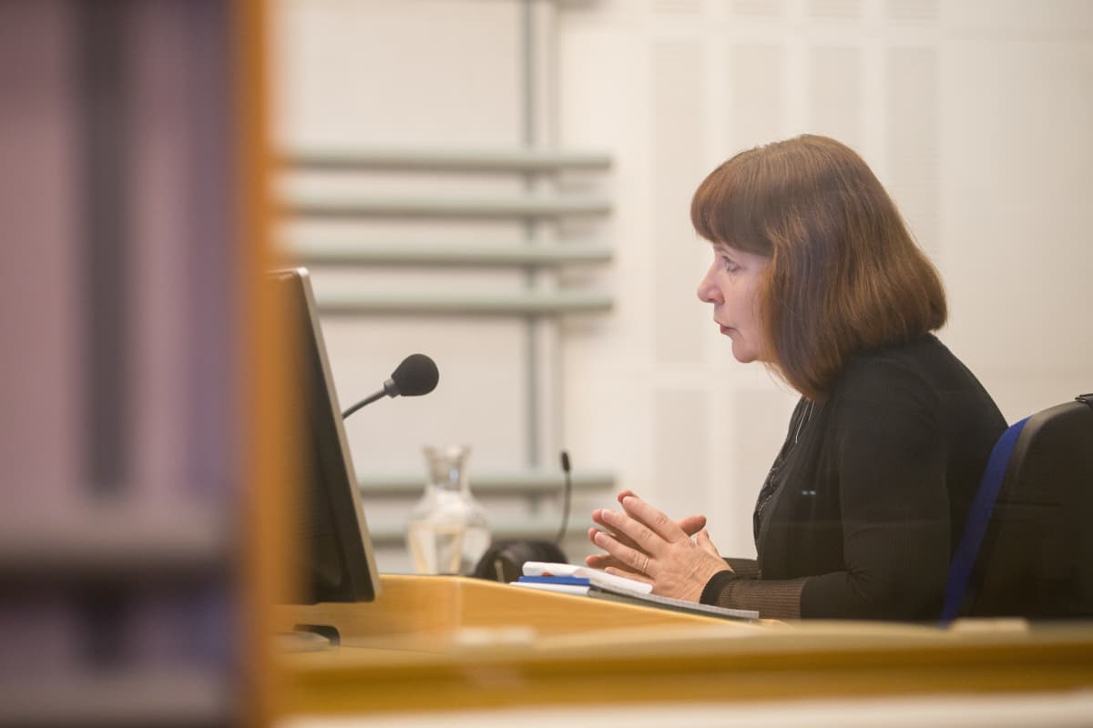Eläkkeelle jäävä toimittaja Marja Manninen haastateltavana Radio Suomen ajantasa-ohjelmassa.