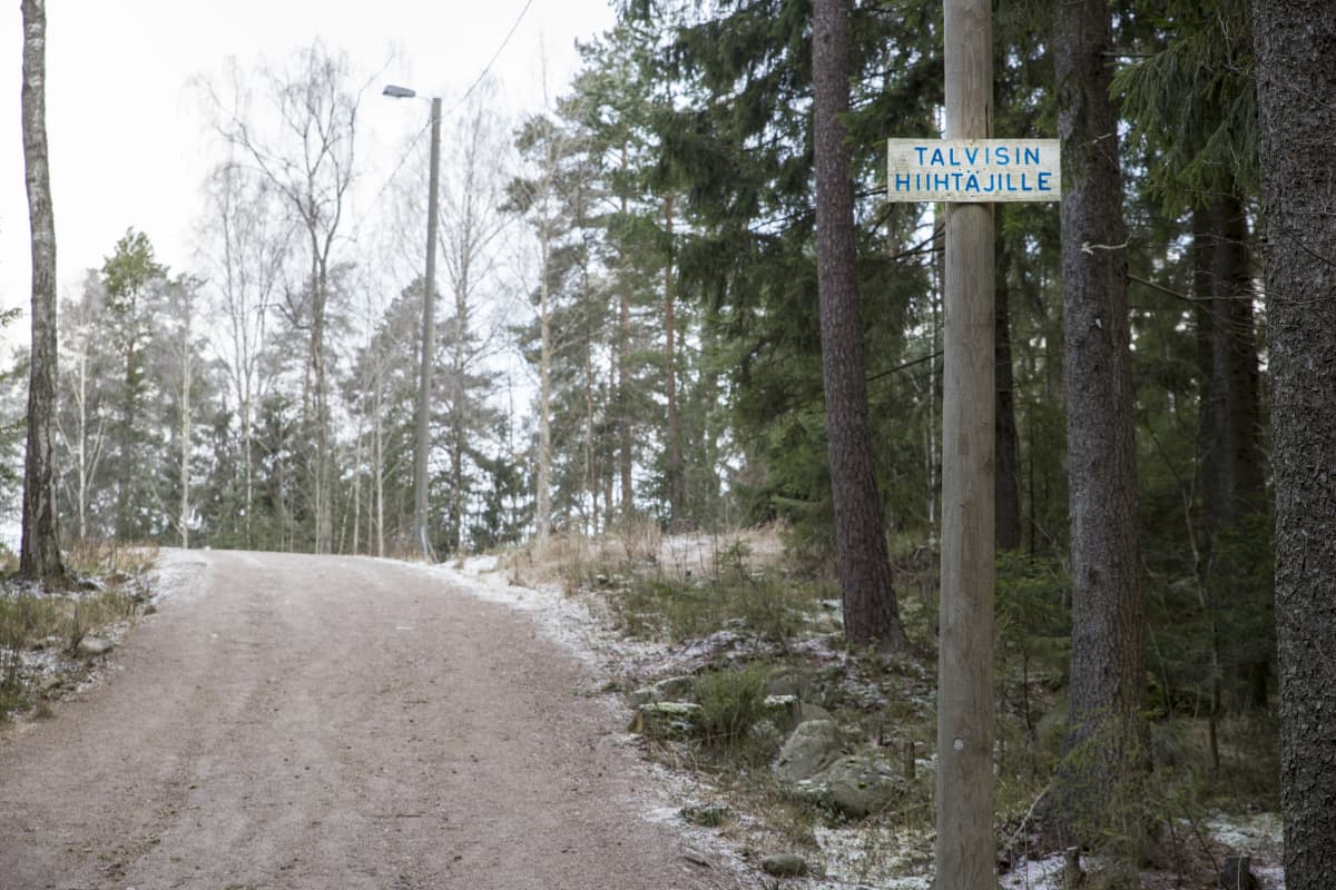 Ulkoilutie ja TALVISIN HIIHTÄJILLE -kyltti.