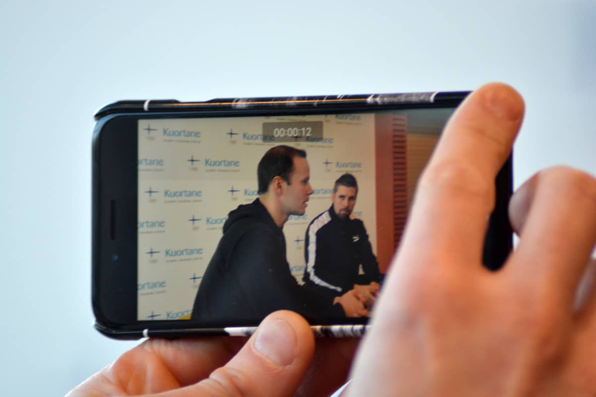 Tero Pitkämäki och Antti Ruuskanen fotograferade genom en mobilkamera.