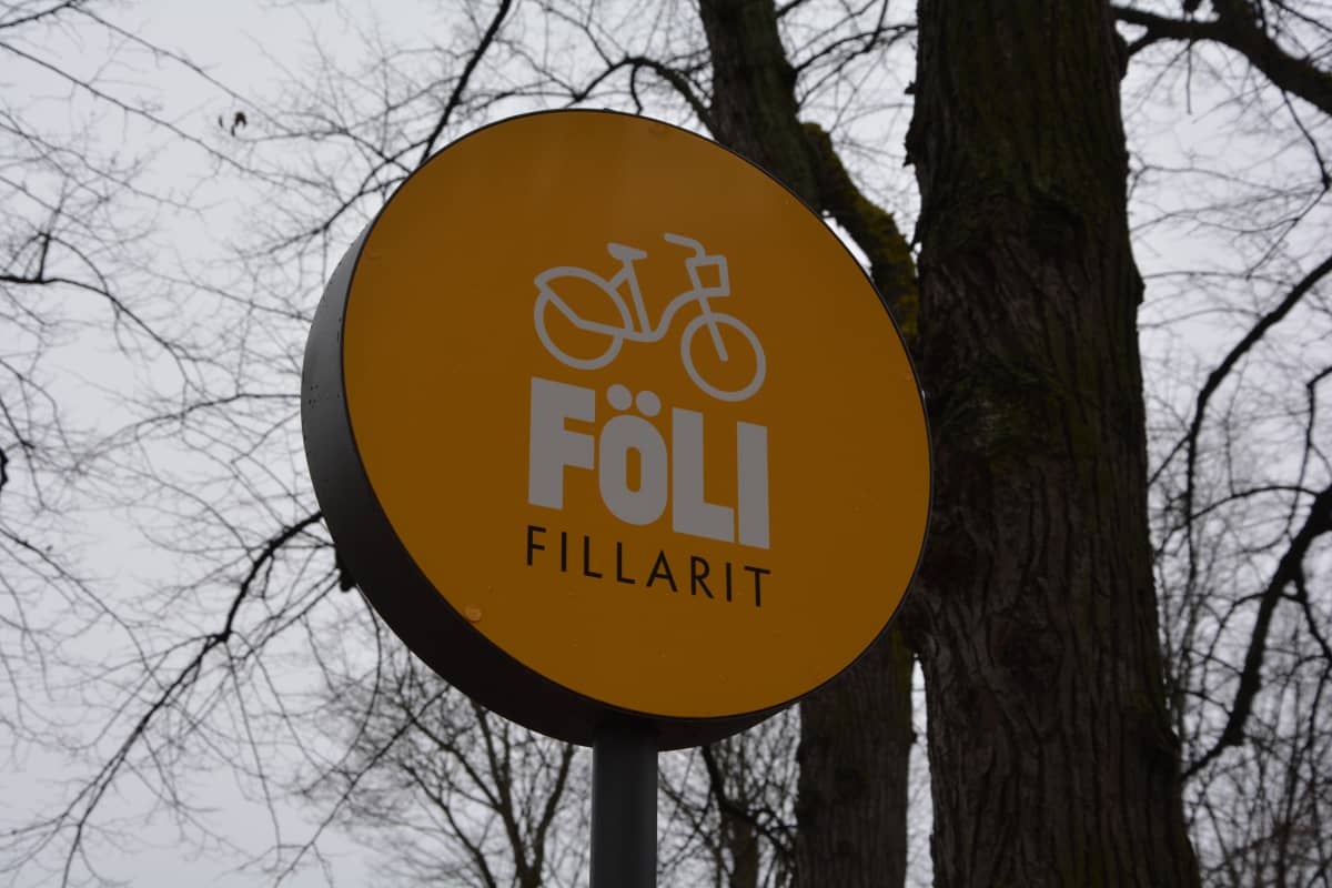 Närbild på skylt för cykelstation för stadscyklar i Åbo.