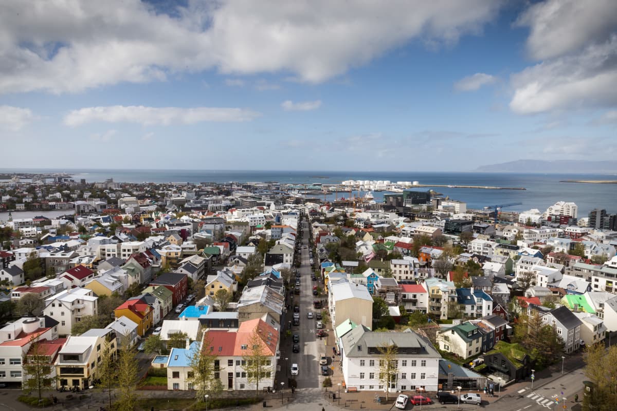 Reykjavik kattojen yltä kuvattuna.