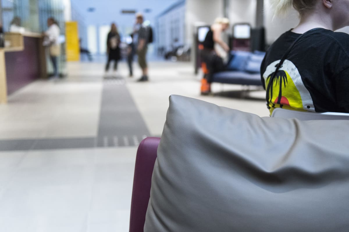 Ihmisiä terveyskeskuksessa odottamassa lääkärille pääsyä