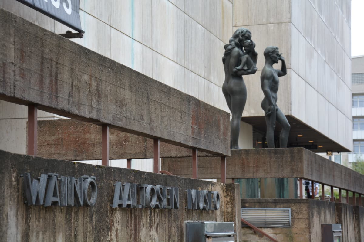 Ingången till Wäinö Aaltonens museum, två statyer står i bakgrunden.