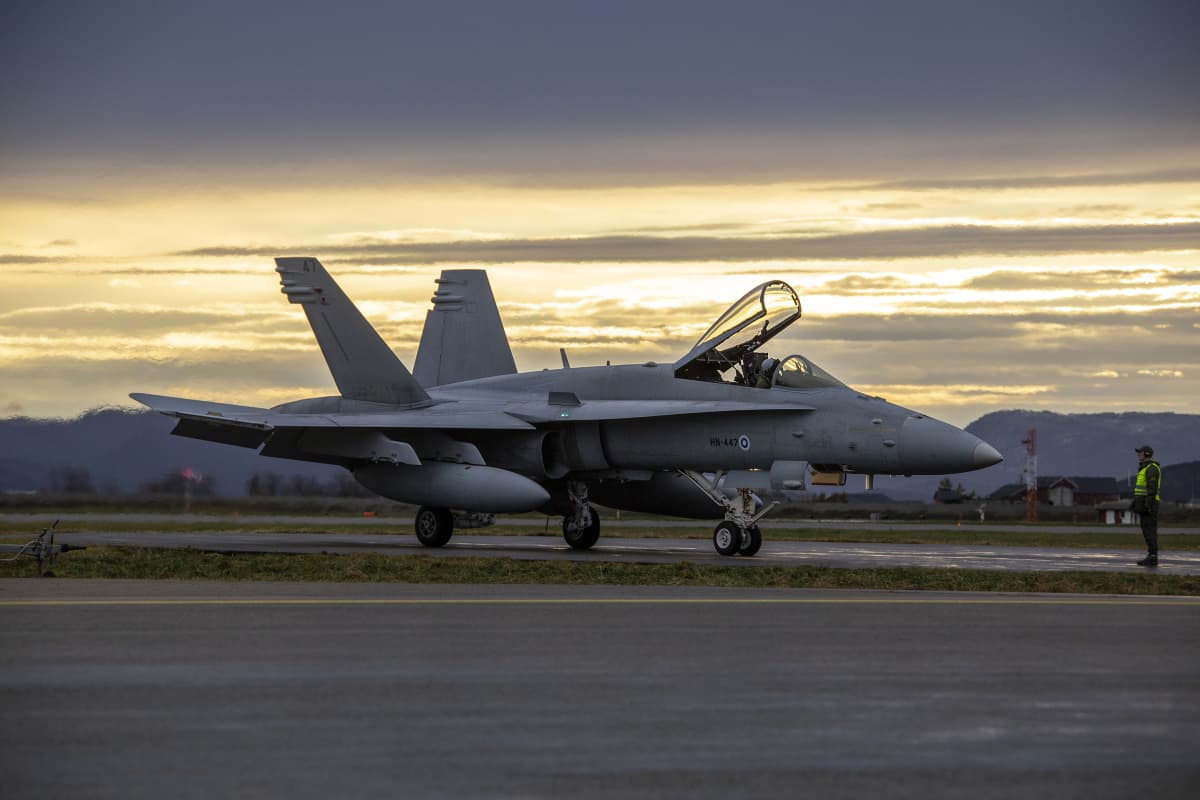 F-18 Hornet -hävittäjälentokoneita Örlandin lentotukikohdassa Norjassa.