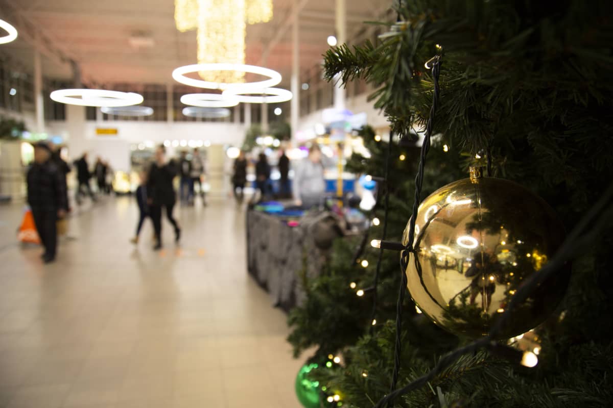 Joulukauppaaa kauppakeskus Jumbossa.