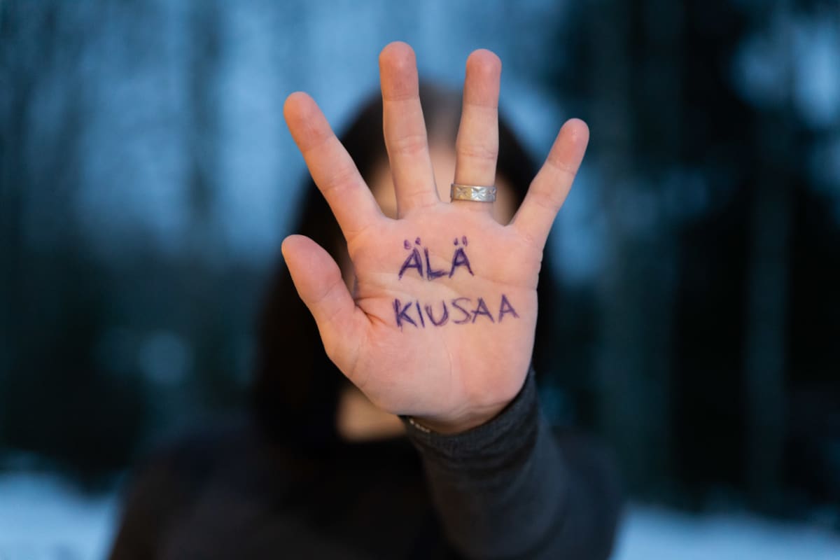 Kämmen, johon kirjoitettu "älä kiusaa".