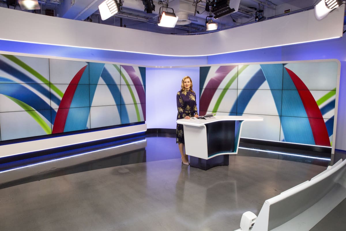 Pia Pasanen YLE uutisten uudessa uutisstudiossa