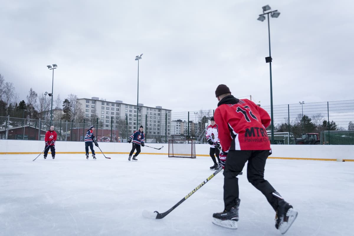 Jääkiekkoa Vantaan Martinlaakson tekojääkaukalossa.