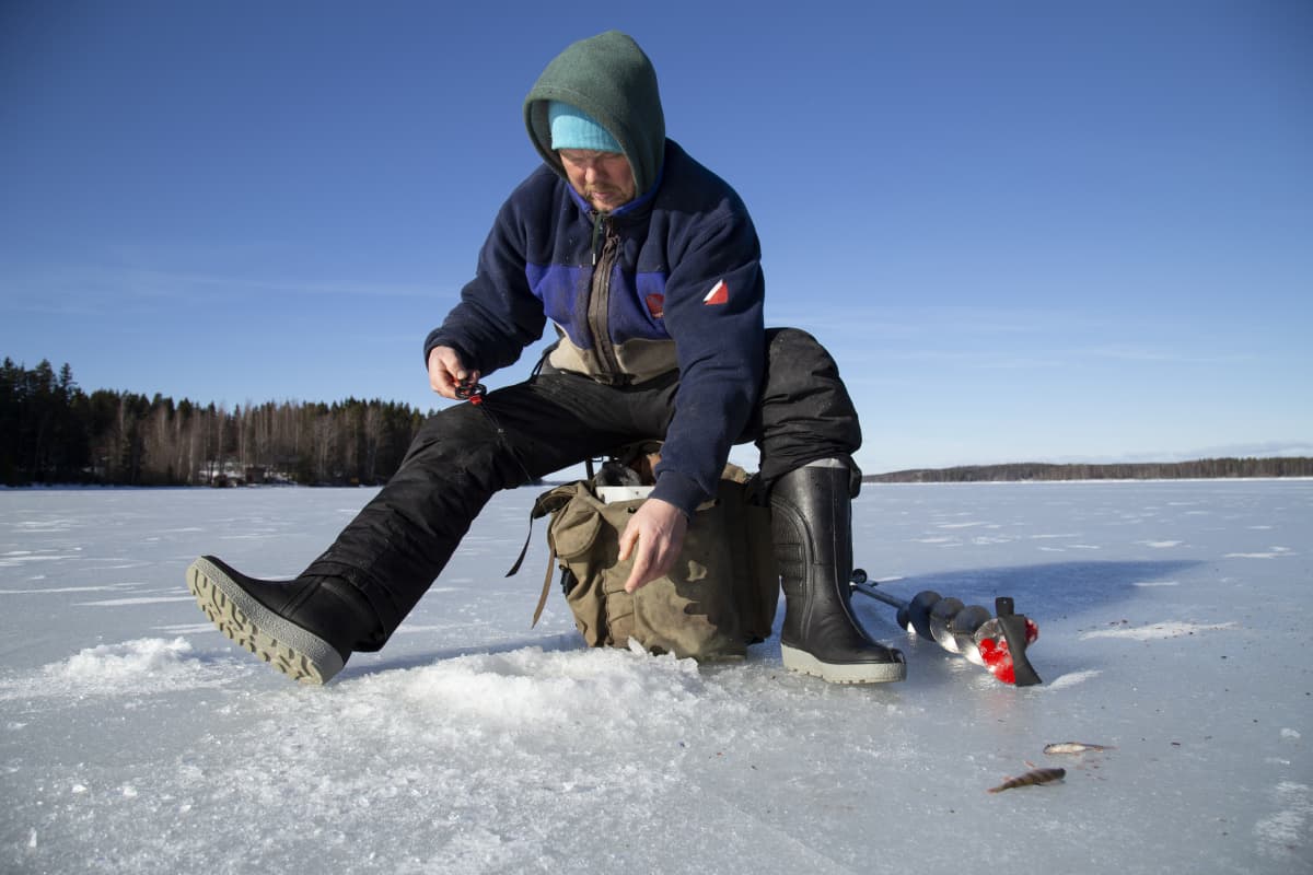 Pekka Rintamaa pilkillä, kalastaja Lempäälä