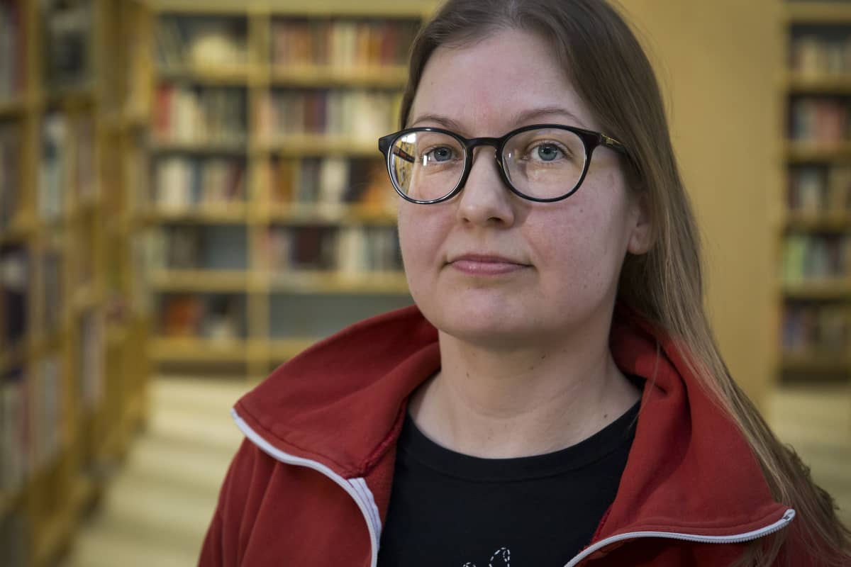 Kirjastopalvelupäällikkö Katariina Lauronen Kauklahden kirjastossa