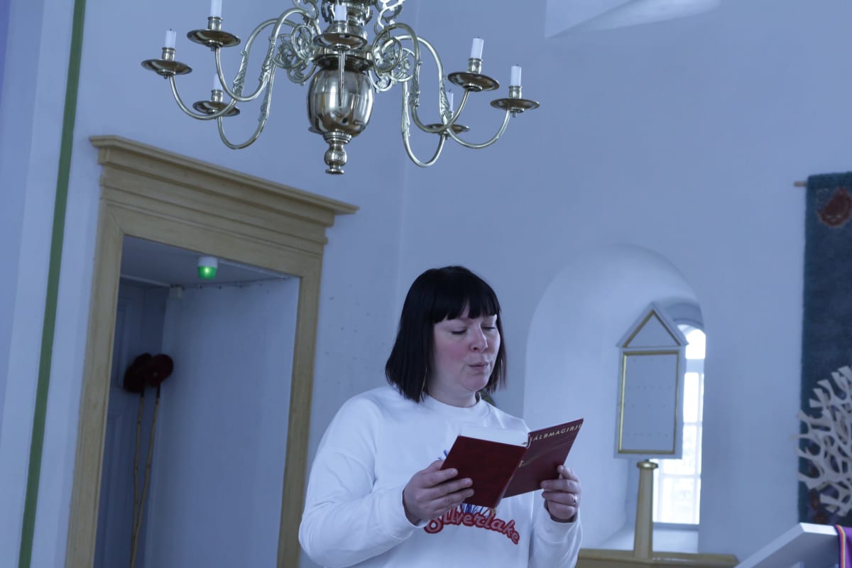 Anna Näkkäläjärvi-Länsman Utsjoen kirkossa.