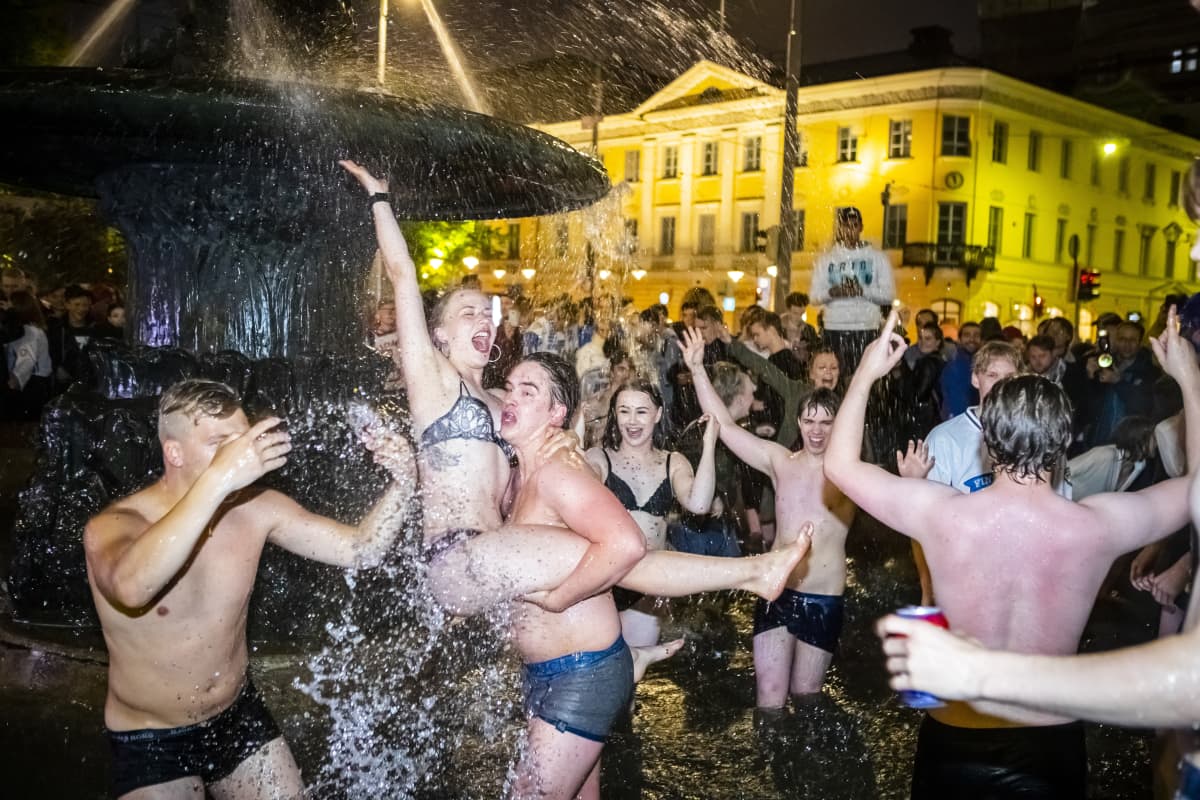 Kansa juhlii Helsingissä Havis Amandan patsaalla jääkiekon maailmanmestaruutta 27.5.2019.