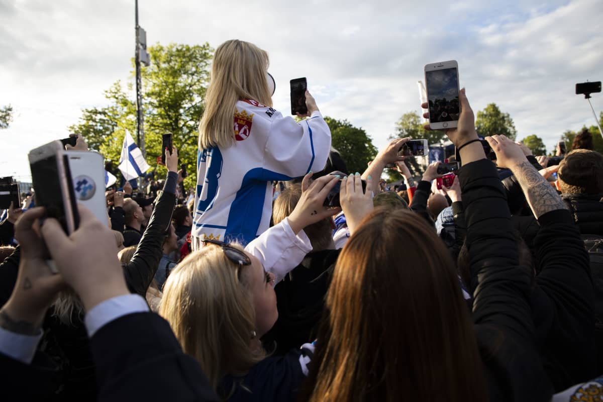 kännyköillä kuvattiin ahkerasti leijonien kultajuhlissa Kaisaniemen puistossa 2019
