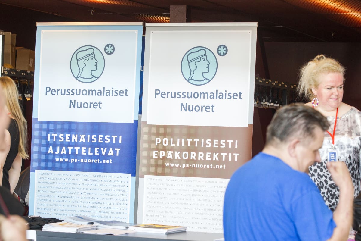 Två plakat med text på finska vid Sannfinländarnas partikongress i Åbo sommaren 2015