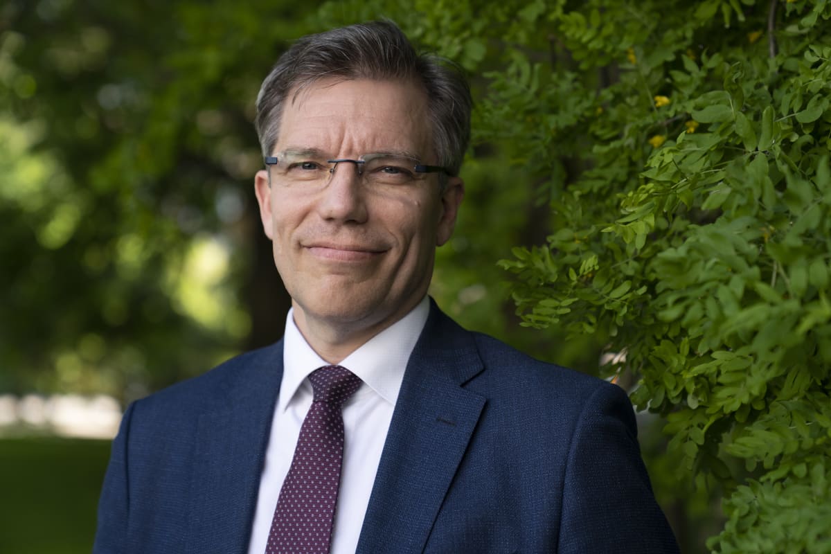 Riku Huttusen potretti puistossa.