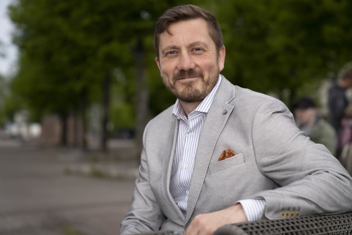 Harri Hellsten istuu penkillä.