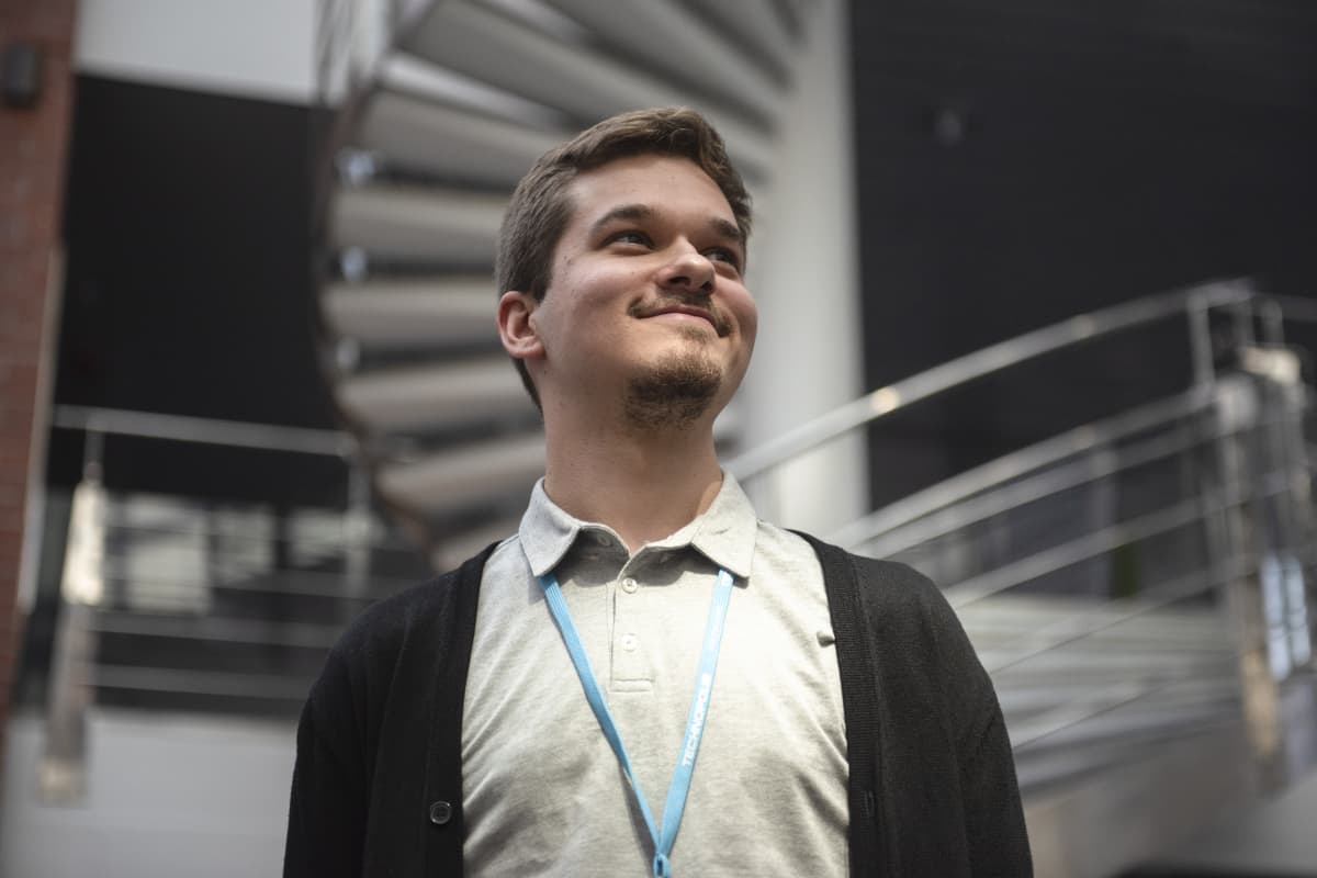 Niko Haapalainen hymyilee.