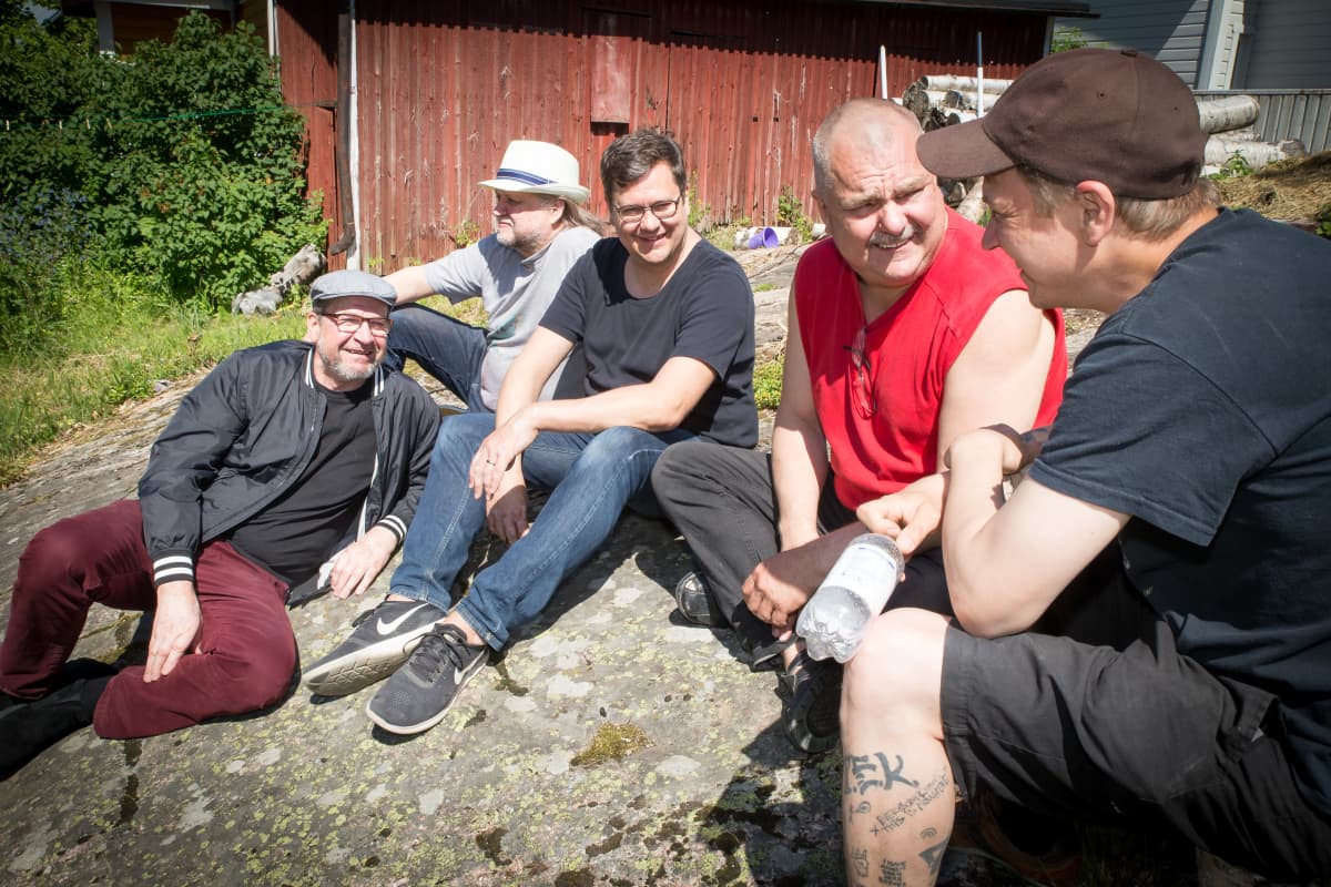 Ilomiehet kollektiivi Porvoon työhuoneen pihalla.