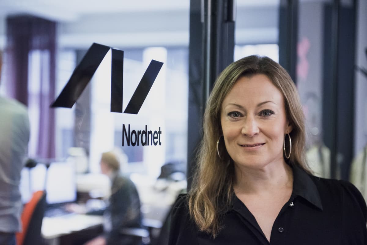 Suvi Tuppurainen Nordnetin toimistolla.