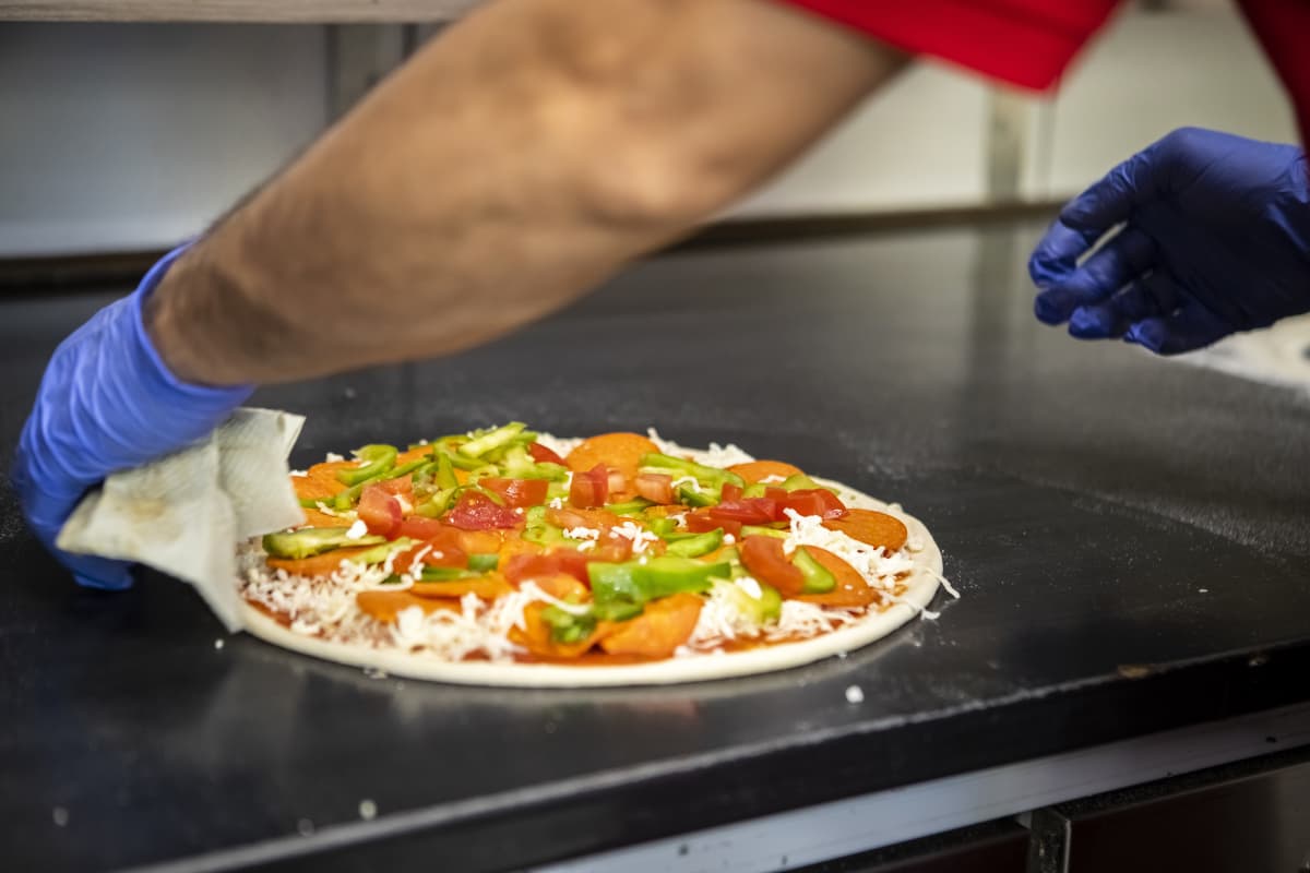 Pizza valmiina paistouuniin.