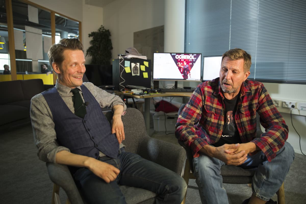 Remedy Entertainment käsikirjoittaja Sami Järvi ja oikealla näyttelijä Martti Suosalo