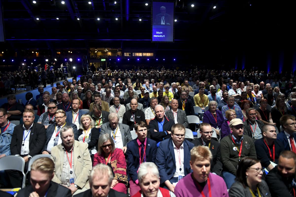 Publiken på Sannfinländarnas partimöte. 1700 mötesdeltagare har anmält sig.