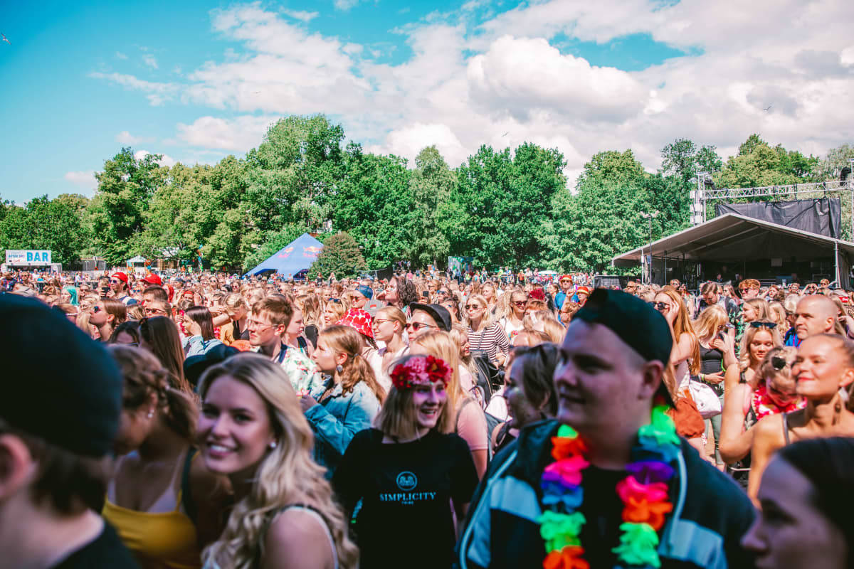 Festariyleisöä Robin Packalenin Ruisrock-keikalla.