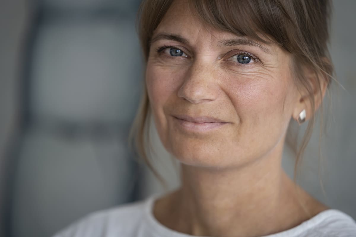 Jenni Anttila lähikuvassa.