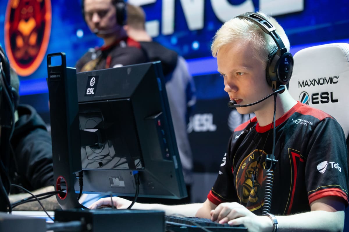 Jere Salo tietokoneen ääressä IEM Chicago-tapahtumassa.