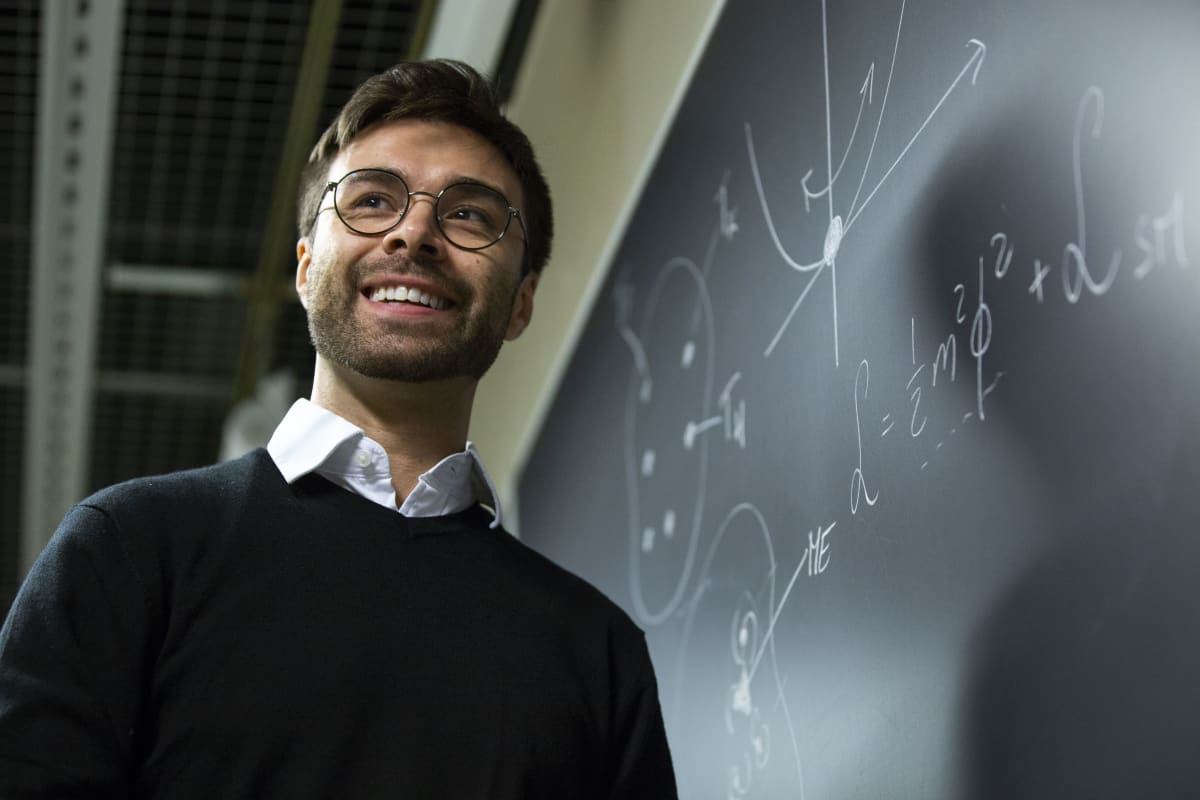 Johns Hopkins Universityn Physiikan ja astronomian laitoksen tutkijaprofessori Tommi Tenkanen esittelee kehittämäänsä kaavaa Helsingin Yliopiston Physicumissa 2019 elokuussa