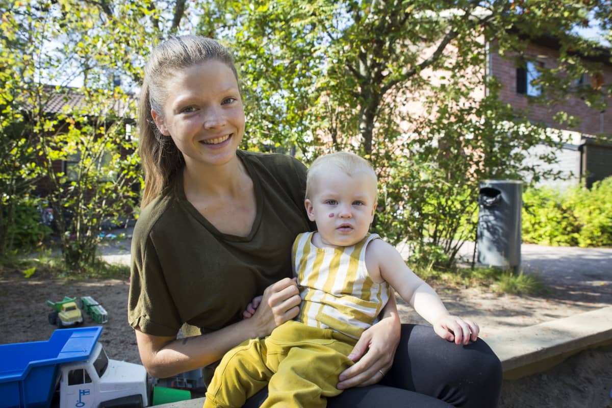 Lauriina Äärelä pitää sylissään lastansa Hemmoa